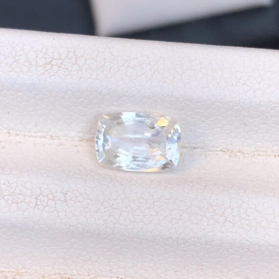 Pietra preziosa zaffiro bianco latte: taglio cuscino da 1,70