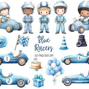 以下が含まれることがあります： 水彩イラスト。青いレーシングカー、レーサー、ヘルメット、チェッカーフラッグ、ケーキが描かれています。「Blue Racers」の文字は筆記体で書かれています。デジタルデザインです。
