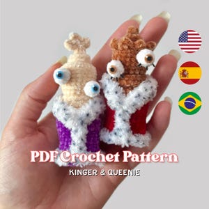 Puede incluir: Dos figuras hechas a mano con ganchillo, una beige y otra marrón, con grandes ojos saltones y atuendo real. Las figuras visten túnicas moradas y rojas ribeteadas con piel sintética blanca. Se muestra el texto "PDF Crochet Pattern" y "KINGER & QUEENIE".