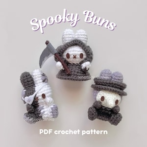 Könnte beinhalten: Drei gehäkelte Hasenfiguren im Halloween-Thema. Einer ist als Sensenmann mit einer Sense verkleidet, ein anderer in Schwarz und Weiß, und der dritte mit einem Zylinder. Der Text "Spooky Buns" und "PDF crochet pattern" sind ebenfalls sichtbar.