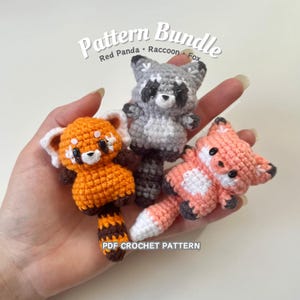 Pode incluir: Um pacote de padrões de crochê para fazer animais amigurumi. O pacote inclui padrões para um panda vermelho, um guaxinim e uma raposa. Os animais são todos pequenos e fofinhos, com olhos grandes e caudas fofinhas. O padrão é um download em PDF.