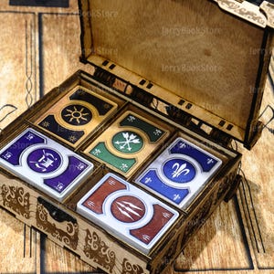 Gwent Karten • 527 Karten mit Holzbox • Alle 5 Decks • Spielmatte & Karte • Gwent The Witcher Kartenspiel • Gwent Brett • The Witcher Gwent