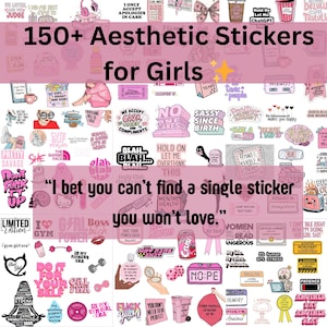 Puede incluir: Una colección de más de 150 pegatinas estéticas para chicas, con varios diseños y textos. Las pegatinas son en tonos rosa, blanco y negro, con frases como "Sassy Since Birth" y "No Cares".