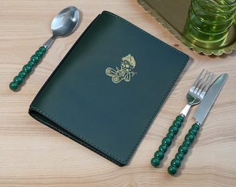 Porta-menu em couro com logotipo em relevo: Pasta para cardápio de restaurante nos formatos A4 e A5