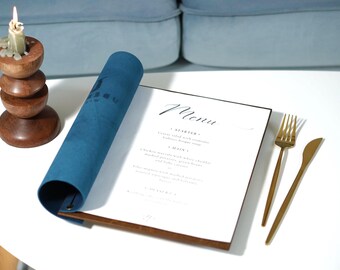 Funda de cuero para menú de restaurante con logotipo personalizado grabado en relieve y base de madera.