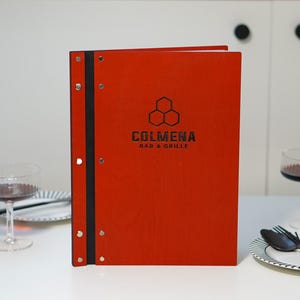 Porta menù con incisione del logo, cartella per menù del ristorante, copertina per menù personalizzabile, cartella per menù in legno, bacheca per menù personalizzata