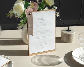 Quadro de menu personalizado em madeira com prendedor de couro: decoração para restaurantes e cafés