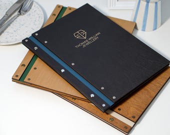 Porta-menu de madeira com logotipo gravado: Capa para cardápio de restaurante tamanho A4