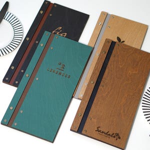 Personalizowana okładka menu, uchwyt na menu z wytłoczonym logo, spersonalizowana tablica menu, rękaw na menu, uchwyt na menu do listy win, okładka na menu napojów
