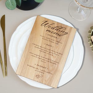 Karta menu weselnego z drewna, Menu grawerowane w drewnie, Menu weselne Spersonalizowane menu weselne, Niestandardowy znak menu weselnego, Rustykalne menu weselne z drewna
