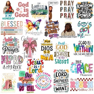 Op de afbeelding: Een verzameling kleurrijke christelijke stickers met verschillende ontwerpen en tekst. De stickers bevatten zinnen als "God is goed", "Jezus is Heer" en "Zijn genade is voldoende". Afbeeldingen van Jezus, vlinders en strikken zijn ook inbegrepen.