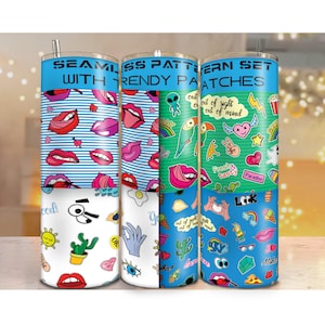 Könnte beinhalten: Set aus drei Edelstahlbechern mit trendigen, bunten Mustern. Die Becher zeigen eine Vielzahl von Designs, darunter Lippen, Augen, Kakteen und andere lustige Elemente. Der Text "SEAMLESS PATTERN SET WITH TRENDY PATCHES" ist auf den Bechern aufgedruckt.