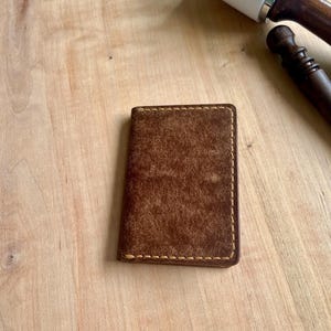 Ultra thin / minimalist vertical wallet