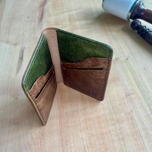 Ultra thin / minimalist vertical wallet