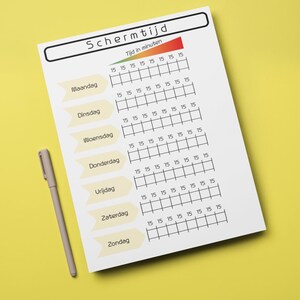 Puede incluir: Un papel blanco con la palabra holandesa "Schermtijd" en la parte superior, con una barra de degradado rojo a verde y una tabla para rastrear el tiempo en minutos. Un bolígrafo beige descansa en el lado izquierdo.