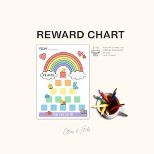 Op de afbeelding: Een printbare beloningskaart met een regenboog, een piramide van gekleurde vierkanten en dierenillustraties. De tekst luidt REWARD CHART, FROM, REWARD en YOU CAN DO IT. Rechts staat een beker gevuld met gekleurde potloden.