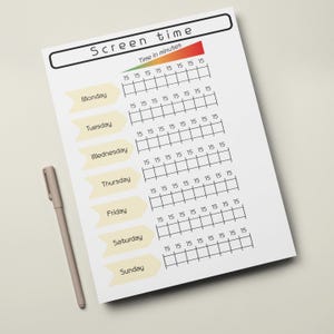 Op de afbeelding: Een witte schermtijdtracker met de titel "Screen time" en een kleurgecodeerde balk die de tijd in minuten aangeeft. De tracker bevat dagen van de week en vakjes om intervallen van 15 minuten vast te leggen. Een beige pen ligt ernaast.