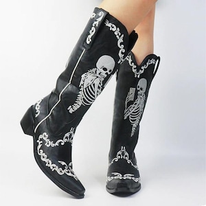 Westerncowboylaars rolontwerp skeletpatroon gotische stijl festivallaars Fashion statement westernkleding gotische kleding Bikerstijl