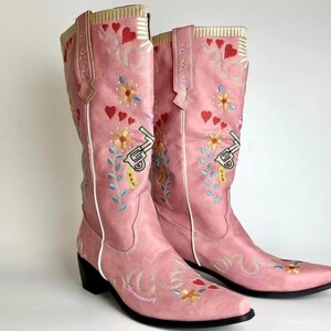Roze cowboylaars voor bruiloft cowboylaars in westernstijl met pistolen, harten en bloemen geborduurde westernlaars voor festival Fashionstatement