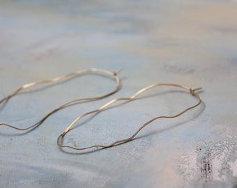 Grandes aros retorcidos de oro, pendientes de aro únicos con forma orgánica