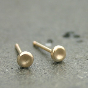 Clous d'oreilles minimalistes - Clous d'oreilles en or Boucles d'oreilles en galets de 3 mm, petites boucles d'oreilles en or, petits clous en or, boucles d'oreilles en or