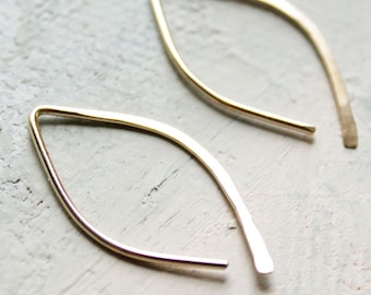 Pendientes de oro - Aros de almendra (PEQUEÑOS) - joyería minimalista, pendientes de aro de oro, pendientes de aro finos de oro. aro abierto, pendientes de hoja