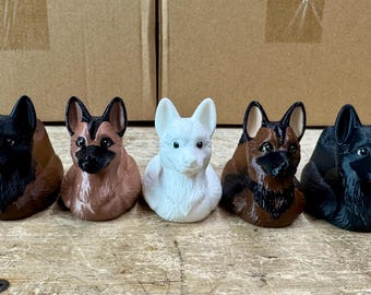 Figura de juguete de pato pastor alemán y pastor belga malinois