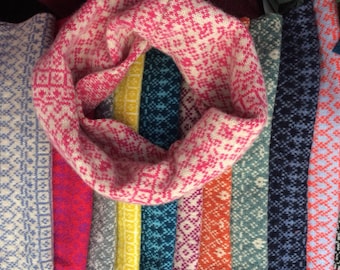 Snood multicolore, snood Fair Isle, écharpe à débordement, écharpe à boucles, snood rose, snood bleu, snood en laine, laine d'agneau, écharpe de ski, snood à motifs