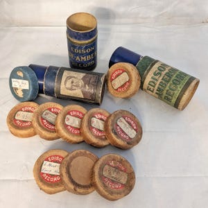 2 Antike Blau Amberol Schallplatten mit 3 Zylinder Paket und Extra Deckeln.