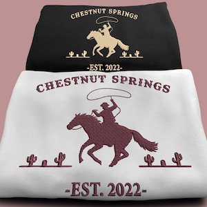 Chestnut Springs besticktes Sweatshirt | Elsie Buch Merch | Cowboy Romantik Geschenk für Leseratten | Buchliebhaber-Kleid | Kuscheliger Rundhalsausschnitt