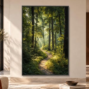 Könnte beinhalten: Ein vertikaler, rechteckiger Wandkunstdruck, der einen sonnendurchfluteten Waldweg zeigt, der sich durch dichte grüne Bäume schlängelt. Die Szene fängt das Licht ein, das durch das Blätterdach fällt und den Erdweg mit goldenen Akzenten beleuchtet.