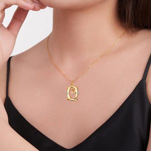 Collar de circonita con inicial floral personalizado: joya delicada y personalizada, regalo de cumpleaños y Día de la Madre para mamá, hermanas y amigas.