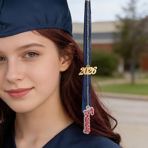 Ciondolo personalizzato per cappello di laurea - Decorazione con nappa glitterata personalizzata con nome, regalo di laurea 2027 per laureati e compagni di classe, cerimonia di laurea