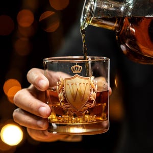 Bicchiere da whisky Rock da 10 oz con distintivo dorato personalizzato, nome personalizzato, regalo di compleanno di San Valentino per uomo, barista, appassionato di whisky