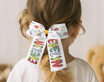 Fiocco per capelli personalizzato a forma di mela e pastello - Fermaglio o cravatta con nome personalizzato, regalo per il ritorno a scuola per bambine, fiocco per la scuola materna e il primo giorno di scuola.
