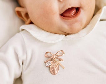 Broche personalizado de la Virgen María con lazo y cruz: iniciales personalizadas para bautismo cristiano, ideal como regalo para mujeres cristianas, cumpleaños o para recién nacidos.