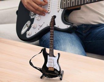 Mini guitarra eléctrica personalizada con nombre grabado y correa: regalo multicolor para decorar el hogar para guitarristas y amantes de la música.