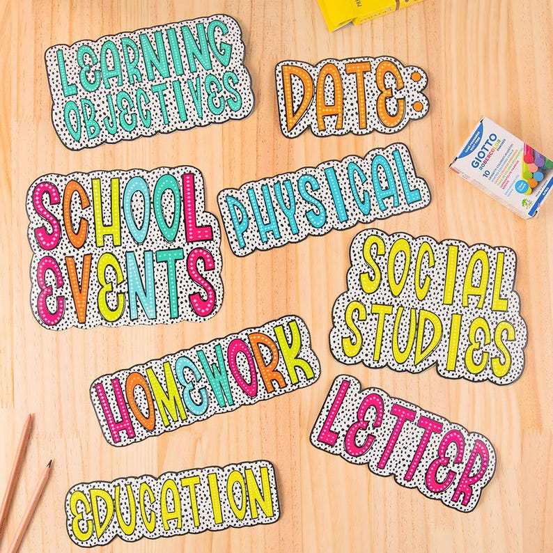 Puede incluir: Etiquetas educativas coloridas y dibujadas a mano con frases como "Objetivos de aprendizaje" y "Eventos escolares". Cada etiqueta tiene una combinaci&oacute;n de colores &uacute;nica y un borde punteado. Tambi&eacute;n se ve una caja de rotuladores Giotto.