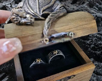 Caixa de anel de madeira personalizada em formato de baú do tesouro com dragão | Caixa de joias com texto gravado para presentes de casamento, noivado, pedido de casamento e Dia dos Namorados.