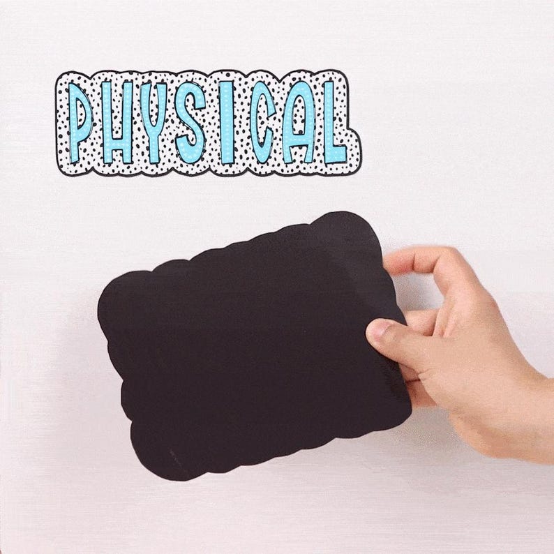 Puede incluir: Una tarjeta negra con bordes festoneados se sostiene contra un fondo blanco. Encima de la tarjeta, la palabra "PHYSICAL" est&aacute; escrita en letras de burbujas azul claro con un borde punteado.