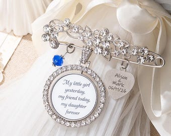Dije de ramo de novia personalizado "Something Blue": broche de corazón con foto y grabado, regalo conmemorativo de perla y diamantes de imitación para la novia.