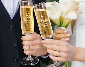 Personalisierte Champagnerflöten mit Blumenmonogramm - Name und Datum, 2er-Set, für Hochzeiten und Verlobungsgeschenke für Jungvermählten