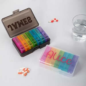 Personalisierter tragbarer Regenbogen-wöchentlicher Pillen-Organizer - Reise-Accessoire mit individuellem Namen, Gute Besserung & Geburtstagsgeschenk für Familie und Freunde