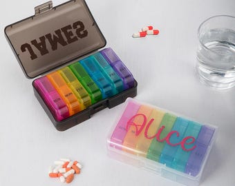 Gepersonaliseerde draagbare wekelijkse pillendoos met regenboog: aangepaste naam reisaccessoire, beterschap en verjaardagscadeau voor familie en vrienden
