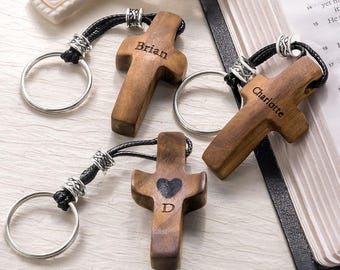 Gepersonaliseerde gegraveerde sleutelhanger met houten kruis: aangepaste voorletter en naam, cadeaus voor christenen, cadeaus voor vrouwen en mannen, kerstcadeaus