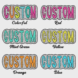 Puede incluir: Seis dise&ntilde;os de texto "CUSTOM" coloridos en varios colores: rosa, naranja, amarillo, azul y verde menta. Cada palabra est&aacute; delineada en negro con un patr&oacute;n de puntos y un color a juego. La palabra "CUSTOM" est&aacute; escrita en un estilo de letras de burbujas.