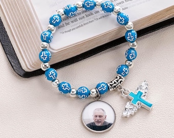 Personalizowana bransoletka z krzyżem i elastyczną linką — spersonalizowany pamiątkowy prezent religijny ze zdjęciem dla chrześcijan, idealny na Boże Narodzenie