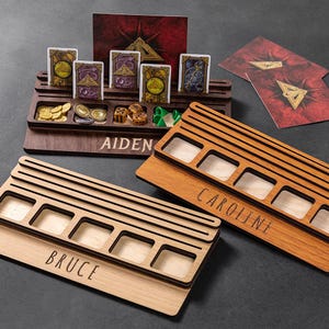 Organizador de jogos de tabuleiro de madeira personalizado – Bandeja porta-cartões e fichas personalizada com nome gravado, presente de noite de jogo para amantes de jogos de tabuleiro