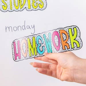 Puede incluir: Un letrero colorido de "HOMEWORK" con un borde punteado negro, sobre un fondo blanco. Las letras son de varios colores, incluyendo naranja, rosa, verde y azul, con lunares blancos. La palabra "STUDIES" es visible arriba.