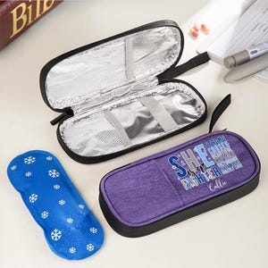 Personligt resefodral för insulinpennan "She's a Fighter" – ett personligt namn med bibelversdesign, inspirerande present till kvinnor med diabetes